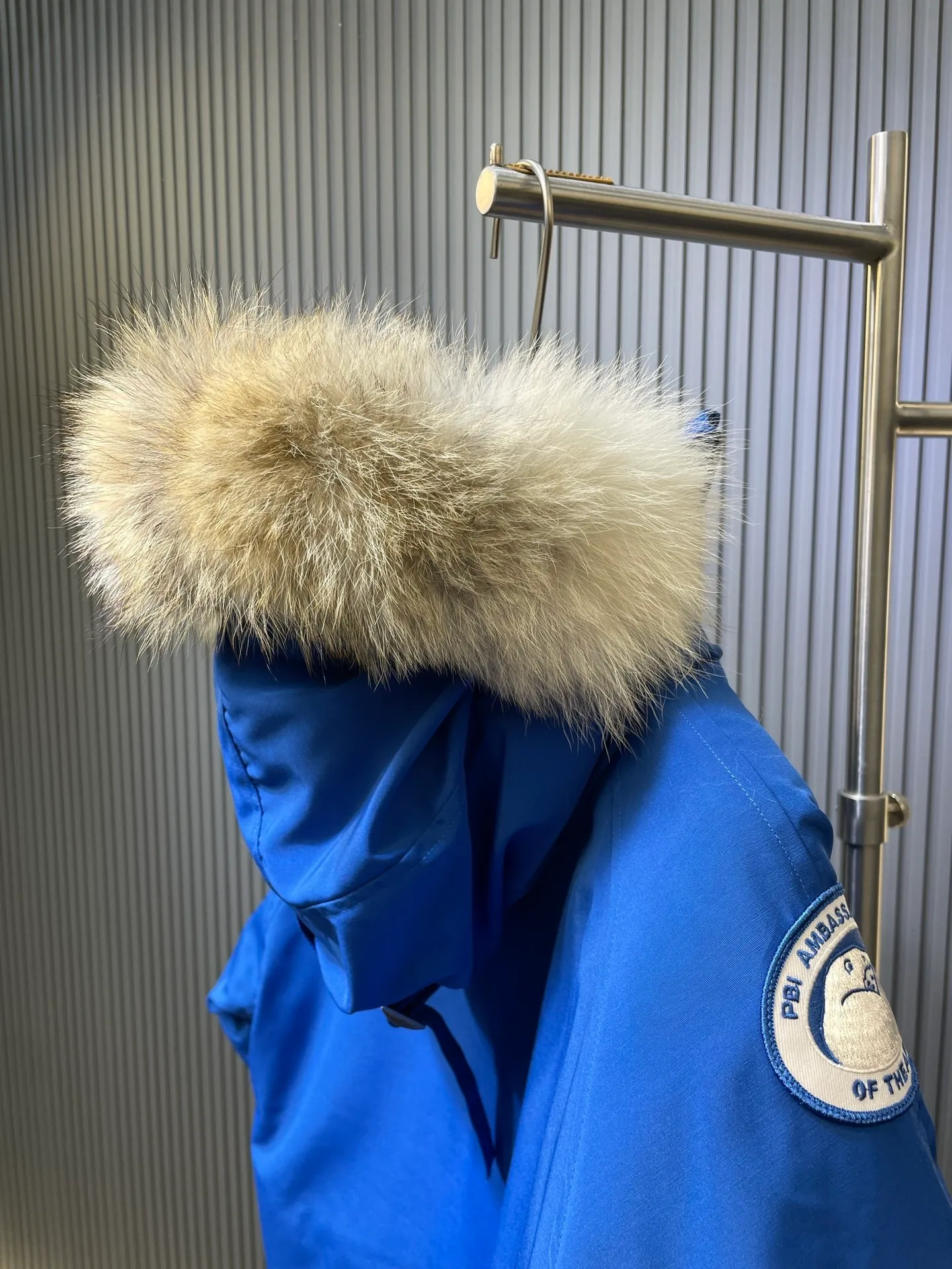 P760 original top quality Canada Goose #Chilliwa 7999M pilot short style/01 style #Men and Women Same Style# Synchronized anti-counterfeiting chip sensor! ➖ Imported 21S polyester-cotton blended original fabric [Last year’s 16S/18S hard fabrics have been completely eliminated, this year all use 21S synchronous fabrics, the soft mid-strap feels delicate and textured], synchronous Feather-Light 10D waterproof coating fabric, made of 84.5 polyester fiber and 15.5 cotton, 100% the best feel in the entire network! ➖ The official website synchronizes the national standard 80 white duck down, you can check the official website customer service, there will never be a series of misleading claims such as 90 down or goose down! ➖ Using the best nylon lon lining with double double-layer sealing design, anti-down 7 needles + grid-filled down ready-made garments, there will be 100% no so-called velvet running! ➖ The cuffs are designed with thickened seamless threads, and the collar and pocket lining are made of top-notch warmth and comfort! ➖ Yoshida YKK provides original custom-made electroplated sliders. YKK two-way lockable zippers are tight and smooth and will not peel off paint! ➖ 3M composite guarantees that the Velcro is the same as the original, durable, and all accessories and hardware are custom-made! ➖ Customized 10,000-needle embroidery labels imported from Behringer embroidery machines, 98% of which restore the original labels. You can check and compare on the official website! ➖ The fur collars are all made of large pieces of Western Canadian blue wolf hide, ensuring that each fur collar is 13-15cm wide!   Size:XS-XXL